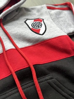 Buzo canguro tricolor River plate niño - comprar online