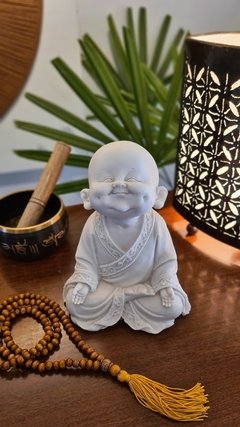 budas-buda-decoracao-com-budas-alma-livre-store-decoracao-de-interiores-ambiente-zen-misticismo-budismo-hinduismo-significado-de-buda-buda-de-marmorite-sidarta-gautama-monge-sorridente