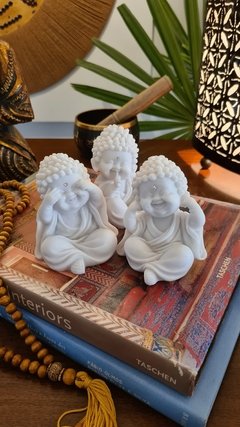 trio-de-budas-buda-decoracao-com-budas-alma-livre-store-decoracao-de-interiores-ambiente-zen-misticismo-budismo-hinduismo-significado-de-buda-buda-de-marmorite-sidarta-gautama-trio-de-budas-da-sabedoria