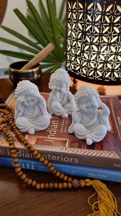 trio-de-budas-buda-decoracao-com-budas-alma-livre-store-decoracao-de-interiores-ambiente-zen-misticismo-budismo-hinduismo-significado-de-buda-buda-de-marmorite-sidarta-gautama-trio-de-budas-da-sabedoria