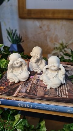 trio-de-budas-buda-decoracao-com-budas-alma-livre-store-decoracao-de-interiores-ambiente-zen-misticismo-budismo-hinduismo-significado-de-buda-budas-de-marmorite-sidarta-gautama-trio-da-sabedoria