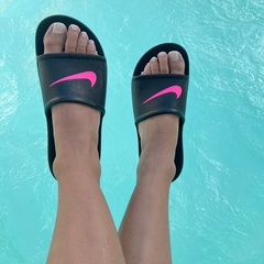 OJOTA SLIDE TEENS NEGRO Y FUCSIA - comprar online