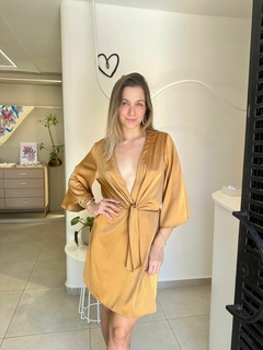 Vestido kimono acetinado dourado