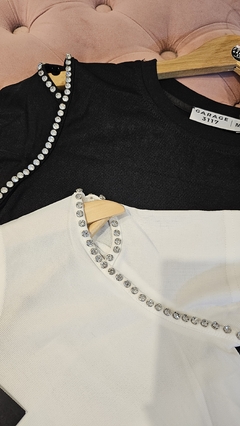 Remera Herrery con hombro calado y strass importada en internet