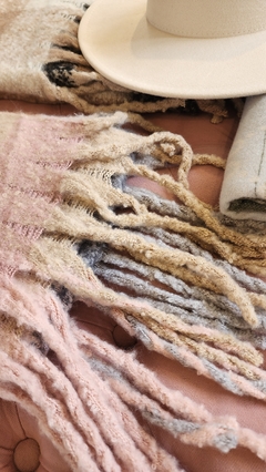Ruana San Francisco lana bouclé con flecos en internet