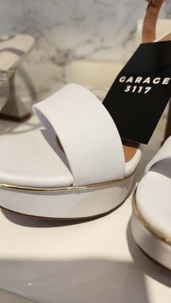 Sandalias sandy importadas blancas con detalle dorado - comprar online
