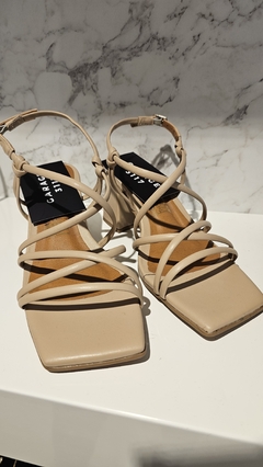 Sandalias cruzadas con taco cuadrado importado - comprar online