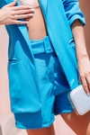 Short Alexandra con cinturon azul malibú
