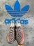 Adidas Yeezy Bege detalhes laranja na internet