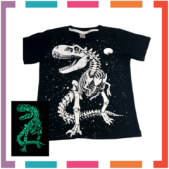 Remera DINOSAURIO que BRILLA en la oscuridad 100% algodón peinado premium en internet