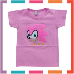 Remera AMY ROSE con aplique BORDADO en internet