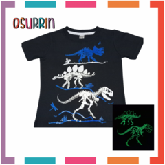 Remera DINOSAURIO que BRILLA en la oscuridad 100% algodón peinado premium