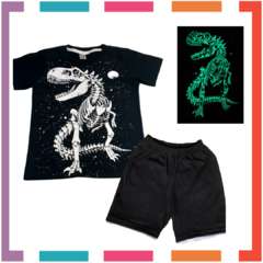 Pijama Verano DINOSAURIO TREX Remera + Short estampa GLOW que BRILLA en la oscuridad 100% algodón peinado premium en internet