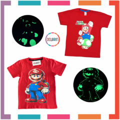 Remera MARIO con estampa GLOW 100% algodón peinado premium. Brilla en la oscuridad.