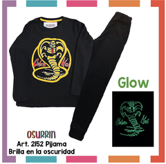 Pijama COBRA KAI estampa GLOW que BRILLA en la oscuridad 100% algodón peinado premium