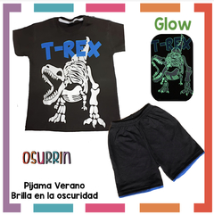 Imagen de Pijama Verano DINOSAURIO TREX Remera + Short estampa GLOW que BRILLA en la oscuridad 100% algodón peinado premium