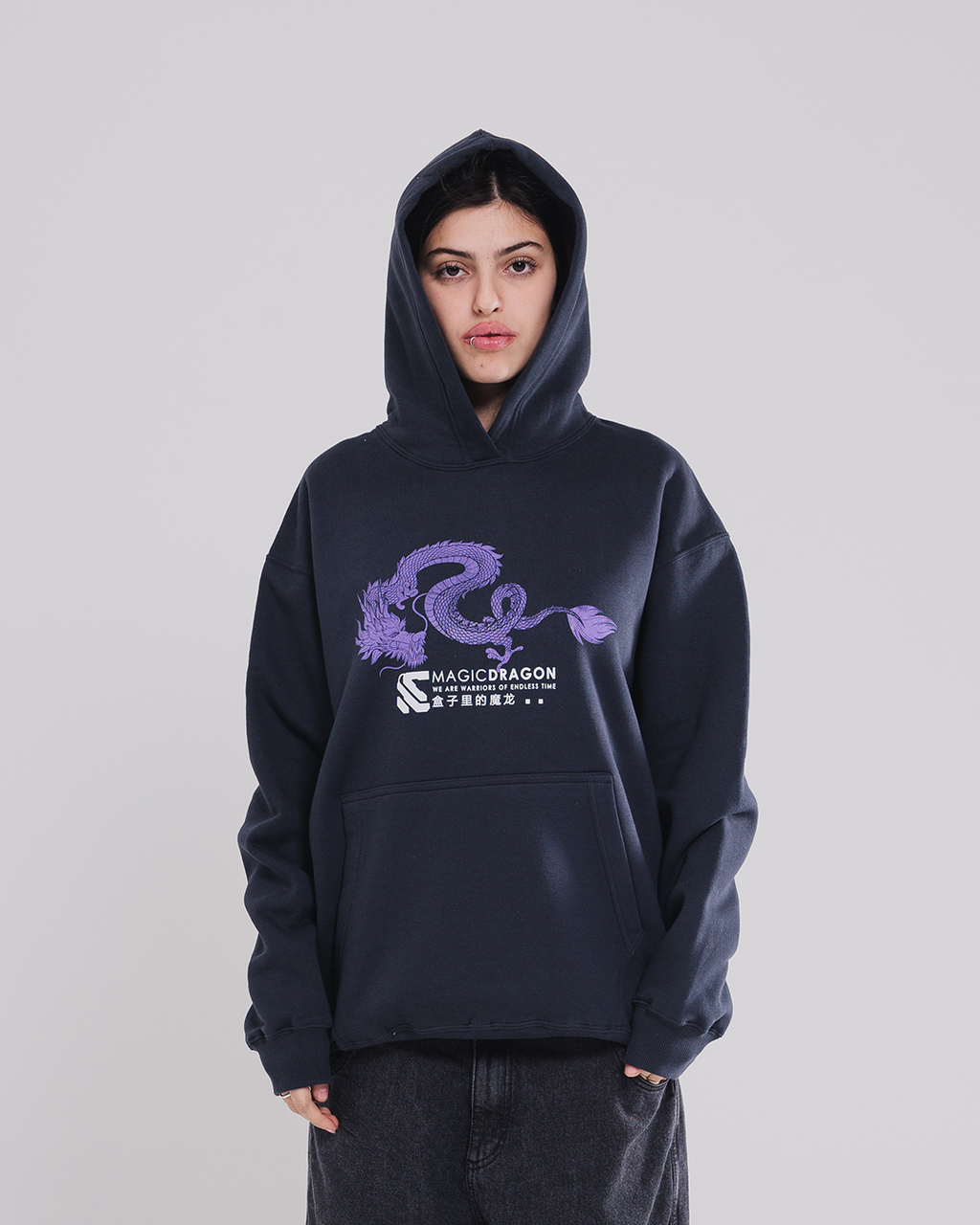 Hoodie con capucha forrada y estampa dragon