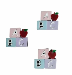 APLIQUE ESCOLAR CUBOS ABC COM MAÇÃ ACRÍLICO - KIT COM 2 UNIDADES