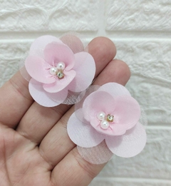 FLOR DE VOAL COM MEIO DE STRASS E PÉROLA ROSA BEBE 5CM - 2 UNIDADES - comprar online