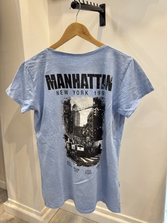 REMERA CELESTE MANHATTAN - comprar online