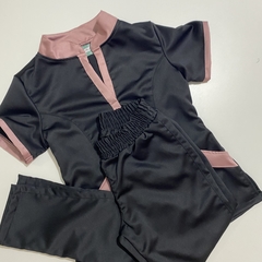 Scrubs Penélope Preto com detalhes Rose