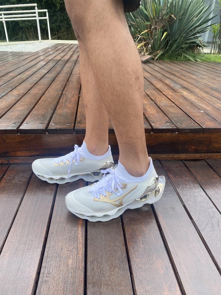 Mizuno branco e dourado deals