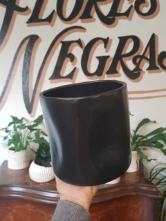 Maceta Cerámica Cilindro Deforme Negra - M17 - comprar online