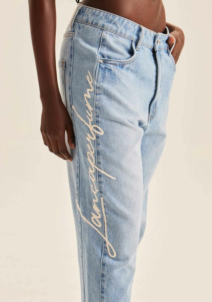 CALÇA LANÇA PERFUME JEANS RETA HIGH COM ASSINATURA LATERAL EM BORDADO