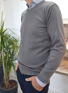 Sweater Jano escote V gris en internet