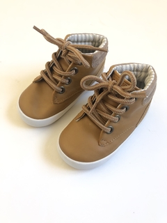 TALLE 21 ZAPATILLAS BOTITAS CUERINA DULCE DE LECHE CON CORDON MIMO