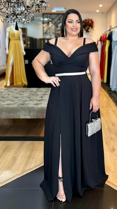 Vestido em Crepe Monique Preto Plus + Cinto Strass