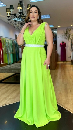 Vestido em Crepe Clarice Verde Lima Plus (Mangas Removíveis) na internet