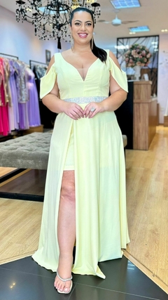 Vestido em Crepe Liz Amarelo Plus C/ Cinto Strass (Mangas removíveis) na internet