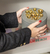 Caixa decorativa cinza com bolas douradas na internet