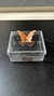 Caixa decorativa com borboleta laranja