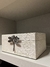 Caixa decorativa bege com libélula prata - Tule Home Decor