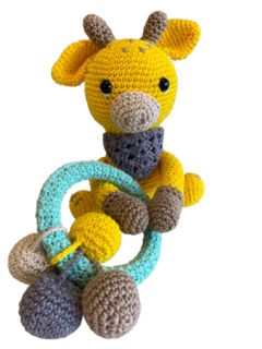 Girafinha chocalho amigurumi