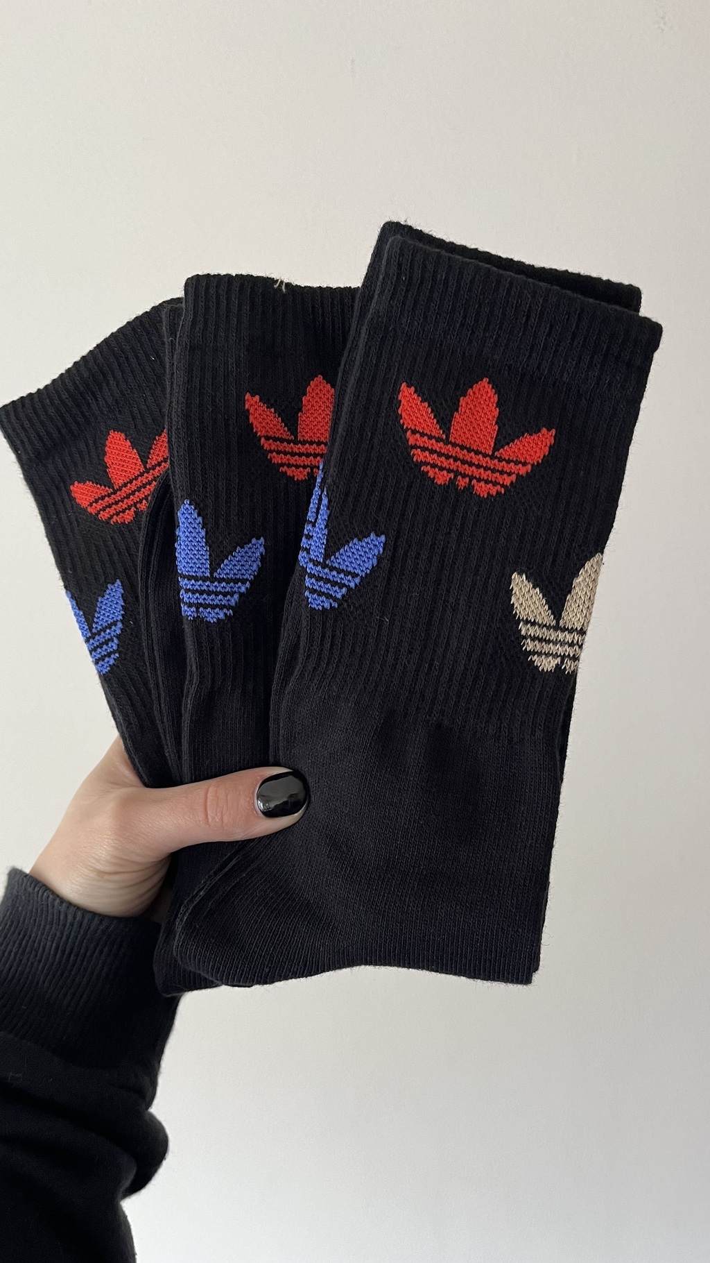 ADIDAS NEGRAS LOGOS TRES COLORES Las medias de maikol
