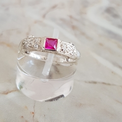 Anillo en Plata con Cúbic fucsia y zirconias