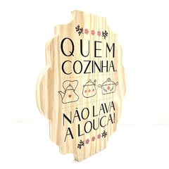 Placa Decorativa Madeira Recortada - Quem Cozinha Não Lava a Louça - comprar online