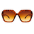 O Óculos de Sol Ana Tartaruga possui um design retrô, em formato quadrado, armação e hastes em acetato estampado, lentes degradê na cor marrom.