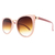 O Óculos de Sol Lisboa Rosa possui um design moderno, em formato redondo, detalhes em acetato em volta das lentes na cor rosa, armação em metal na cor rosê e lentes degradê na cor marrom. 