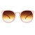 O Óculos de Sol Lisboa Rosa possui um design moderno, em formato redondo, detalhes em acetato em volta das lentes na cor rosa, armação em metal na cor rosê e lentes degradê na cor marrom. 
