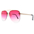 O Óculos de Sol Bang Rosa possui um design moderno, em formato aviador, armação em metal anticorrosivo rose e lentes degrade na cor rosa.