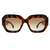 O Óculos de Sol Blair Tartaruga com Xadrez possui um design moderno, em formato quadrado, armação em acetato estampado e hastes com estampa xadrez. Lentes degrade na cor marrom.