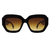 O Óculos de Sol Blair Marrom com Xadrez possui um design moderno, em formato quadrado, armação em acetato marrom e hastes com estampa xadrez. Lente degradê na cor marrom.