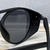 O Óculos de Sol Boss Preto Fosco possui um design moderno, em formato redondo, armação em acetato na cor preta fosco, com escudo na lateral e lentes na cor preto.