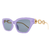 O Óculos de Sol Glam Lilás possui um design elegante e morderno, em formato retangular, armação frontal em acetato italiano na cor lilás, hastes exclusivas em formato de corrente em metal anticorrosivo douradoe lentes na cor preta.  