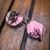 O Óculos de Sol Hexagonal Rosa Espelhado possui design moderno, sua armação é feita de metal na cor rosê com ponteiras de acetato preto. Lentes espelhadas na cor rosa.