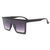 O Óculos de Sol Ipanema Preto Degradê possui um design moderno em formato quadrado, em acetato fosco na cor preta, e lentes degrade roxas.